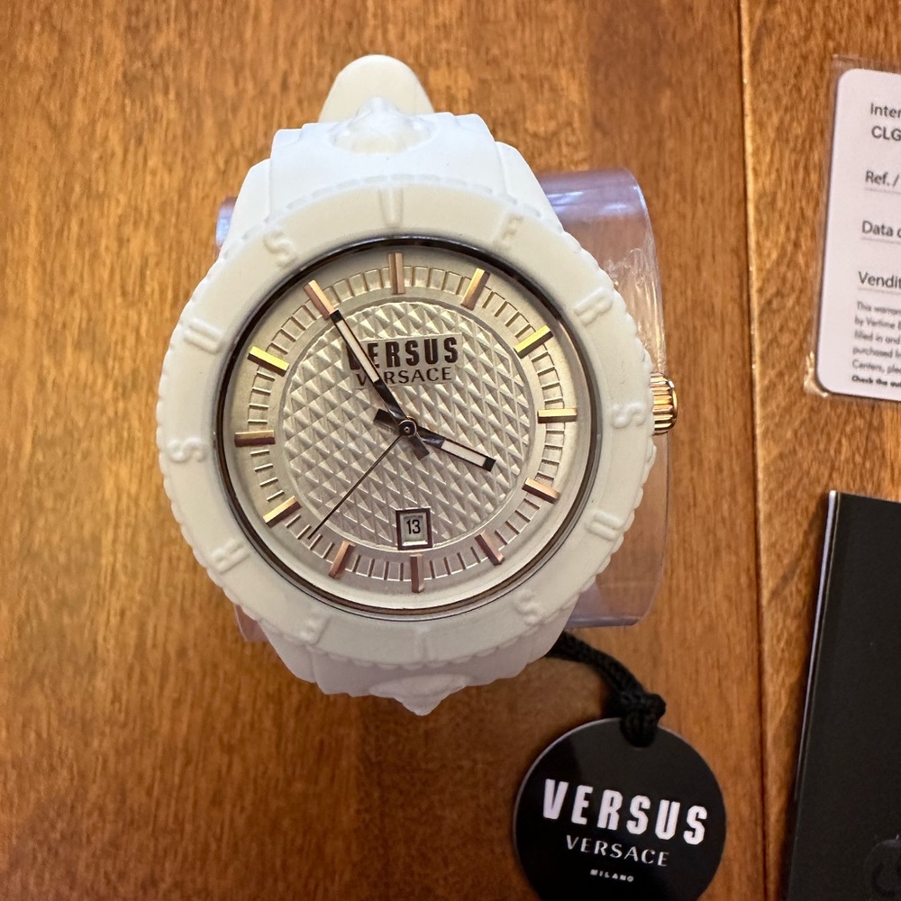 RARE VERSACE VERSUS white women’s watch with papers and card.